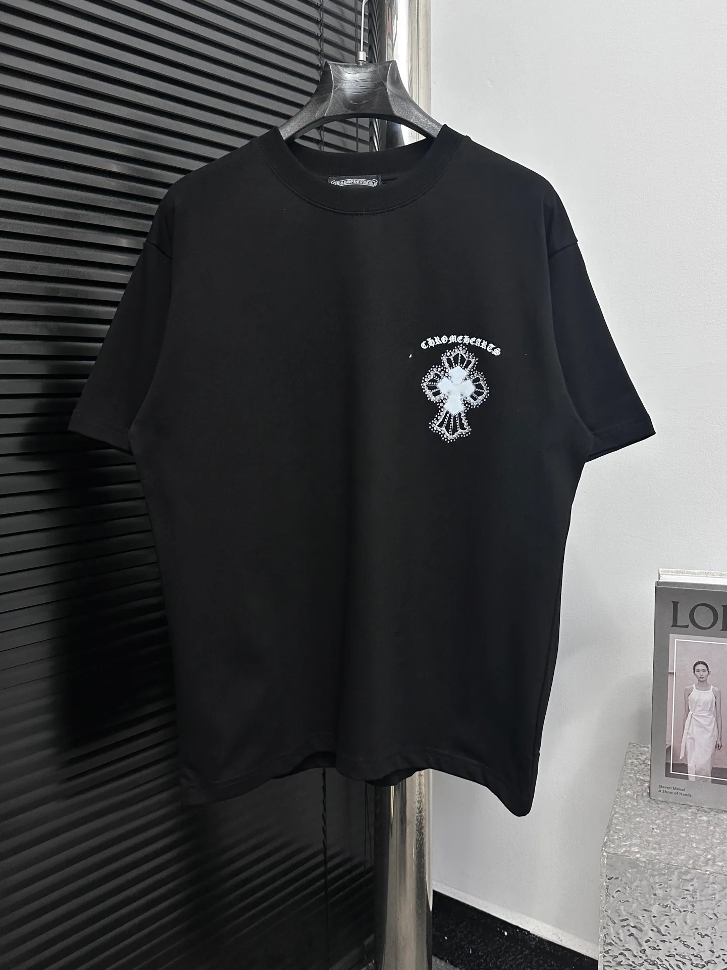 🅿️190 [ChromeHearts] ChromeHearts 25ss round neck T-shirt Original fabric Official same style Short-sleeved T-shirt Customized 260g same vat dyed fabric Very comfortable to the touch Latest brick cabinet synchronization for spring and summer Fashionable and personalized Super versatile and good-looking Very suitable for both men and women A must-have item Tag Collar label Washed wheat Complete with three standards Color: Black White Size: XS-L